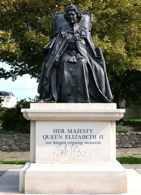 queen elizabeth ii statue gravesend